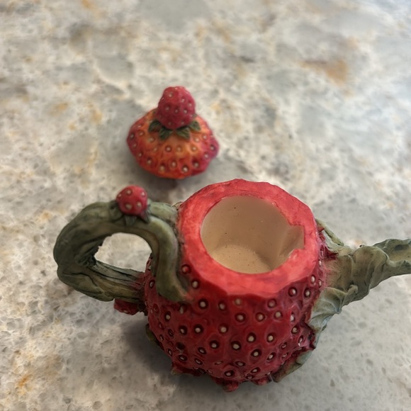 Teapot set, Miniature with removable lids. Large is Avon. Two smaller unmarked. - Picture 8 of 13